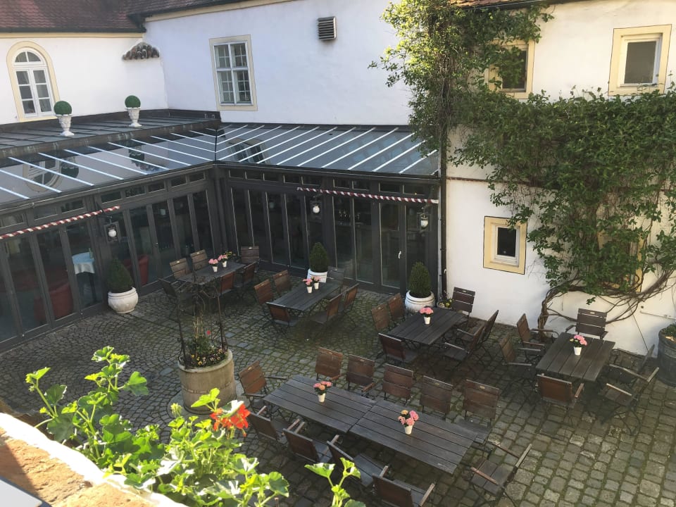 Innenhof Schlosshotel Neufahrn