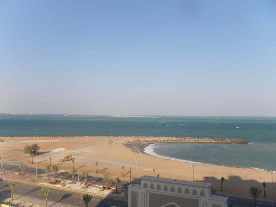 Blick zur Straße/ Eingangsbereich DoubleTree by Hilton Resort & Spa Marjan Island