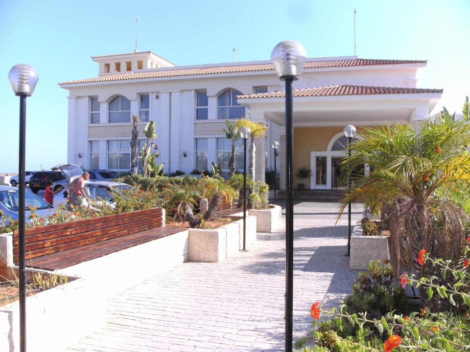 Von vorne, Weg zum Haupteingang Aktea Beach/Holiday Village