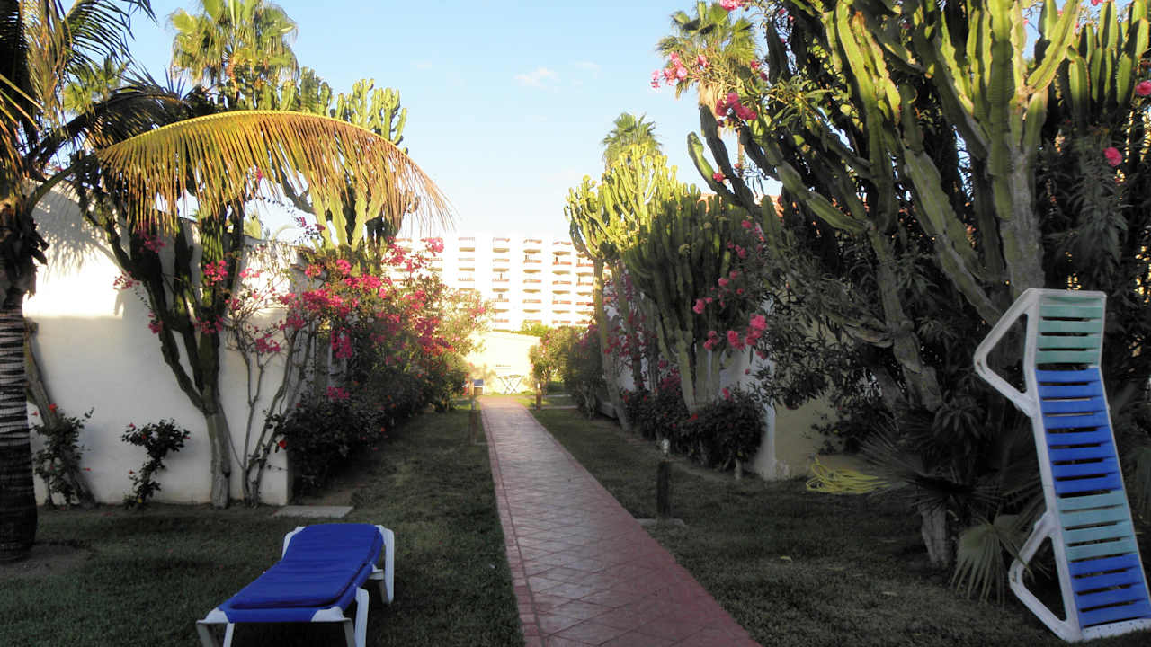 Liegewiesen zwischen Bungalows HL Miraflor Suites Hotel