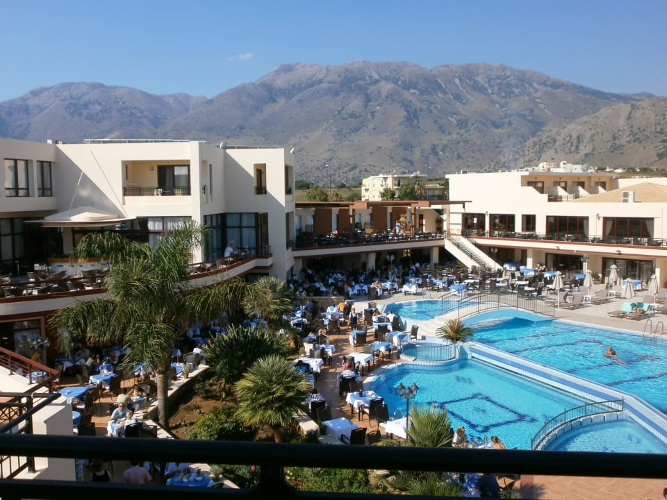 Poolanlage und Restaurant Vantaris Palace