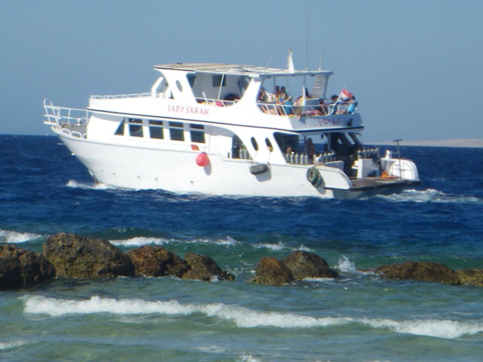 После обеда мимо проходят несколько катеров Pickalbatros Citadel Resort