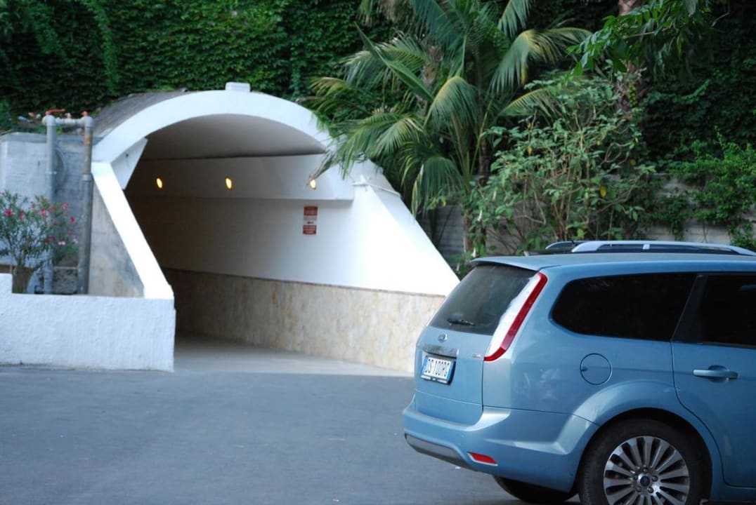 Wejście do tunelu Hotel Antares