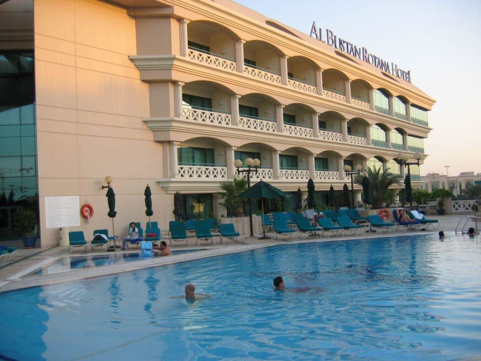 Pool Mövenpick Grand Al Bustan Dubai