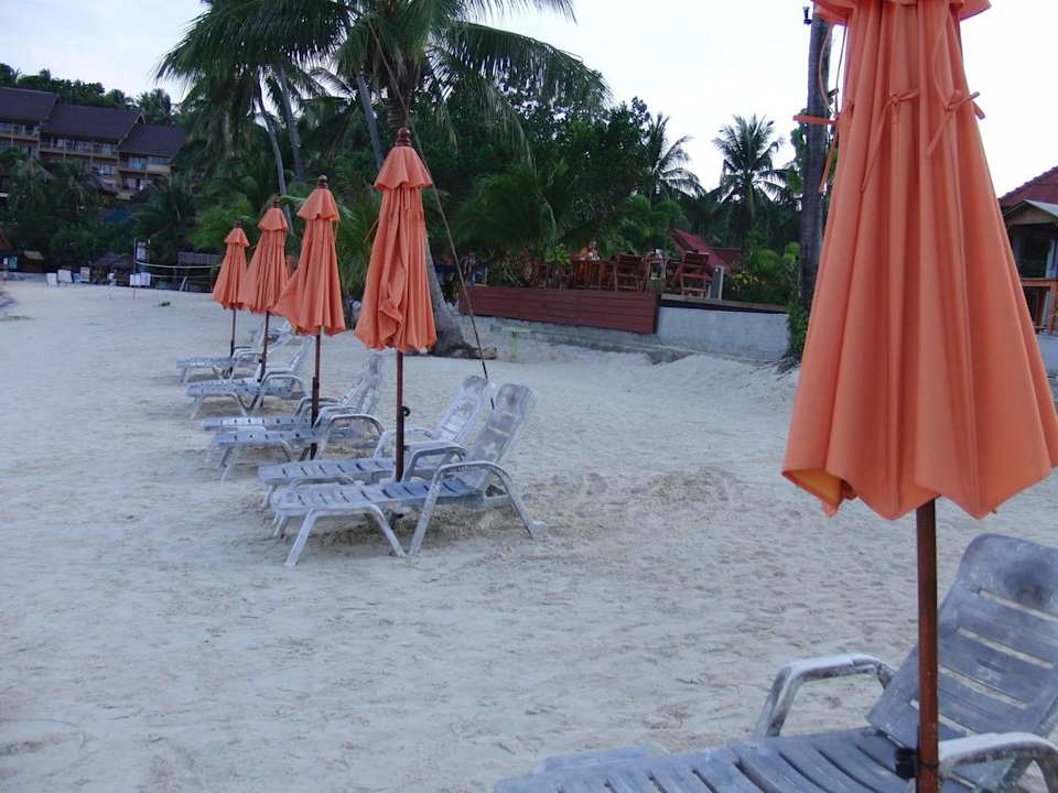 Strandliegen, leider viele defekt.  Long Bay Resort Koh Phangan