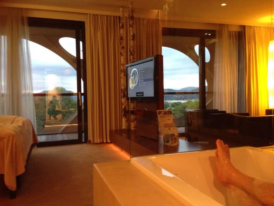 Ausblick von der Badewanne aus Das Seepark Wörthersee Resort
