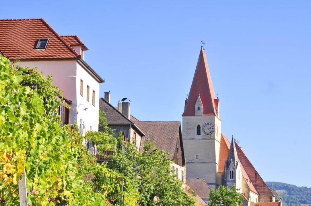 Turm Wachau - Blick zur Kirche Gästehaus Turm Wachau