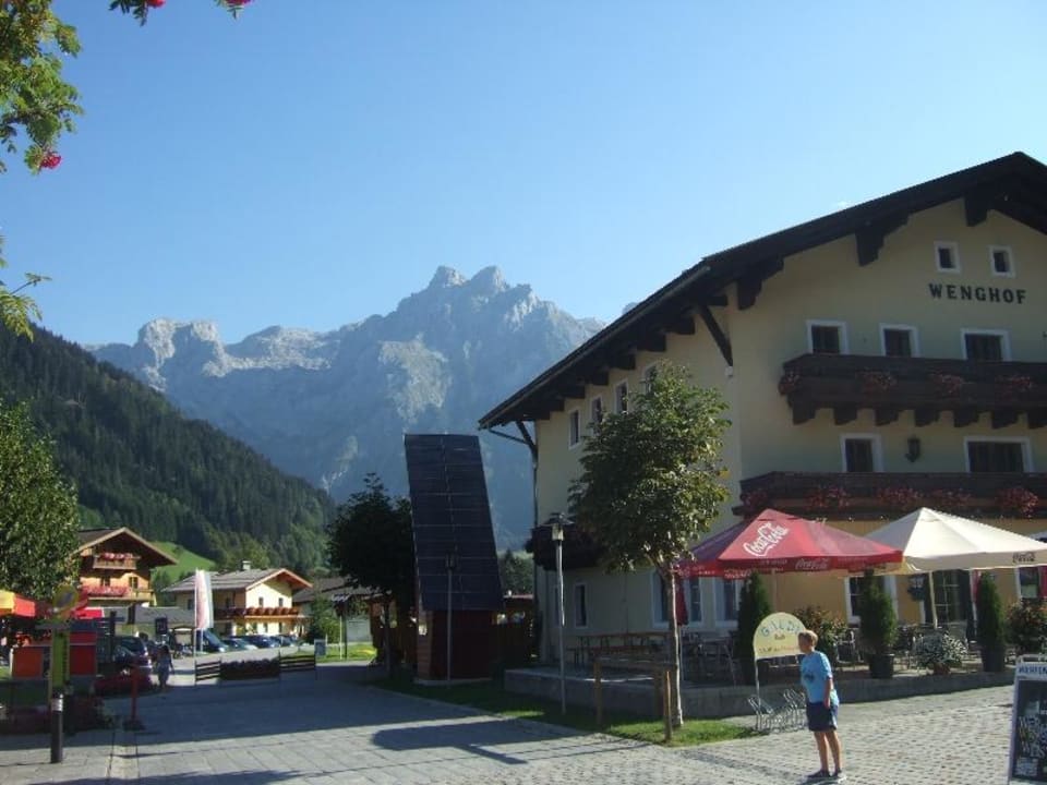 Blick vom Dorfplatz aif die herrliche Bergwelt Gut Wenghof - Family Resort