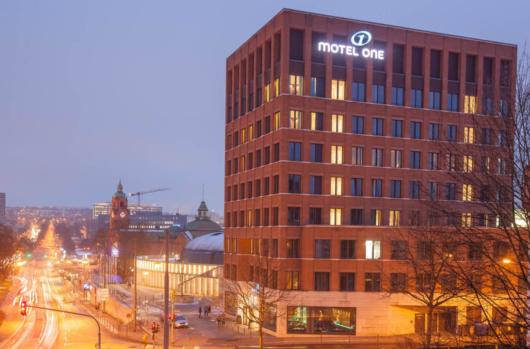 Hotelfront  Motel One Wiesbaden
