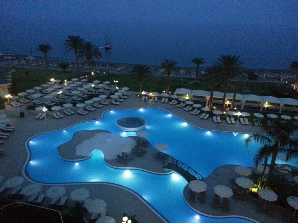 Pool bei Nacht Rodos Palladium Leisure & Wellness