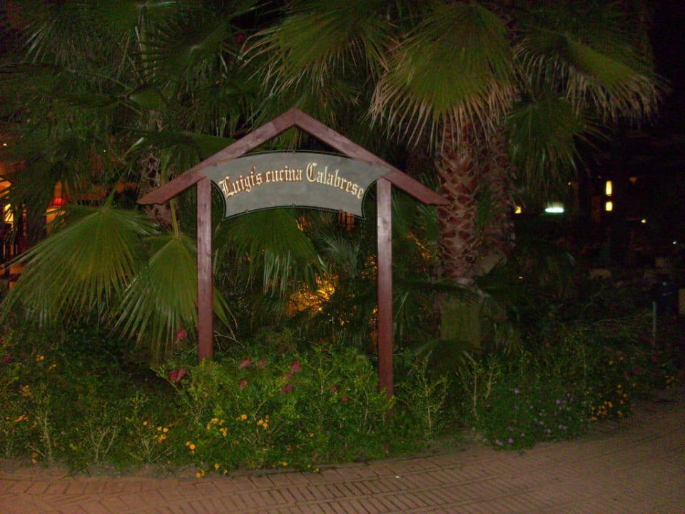 Eingangsbereich Hauptrestaurant Falkensteiner Club Funimation Garden Calabria