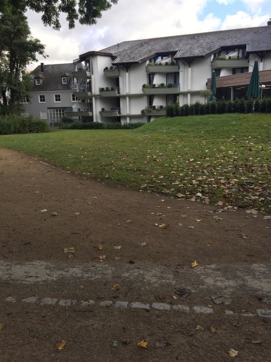 Sicht von Park auf Terrasse Nells Park Hotel