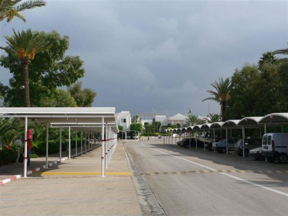 Blick über die Parkplätze in Richtung Hoteleingang El Mouradi Club Kantaoui
