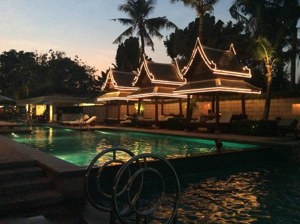 Pool bei Nacht Hotel The Peninsula Bangkok