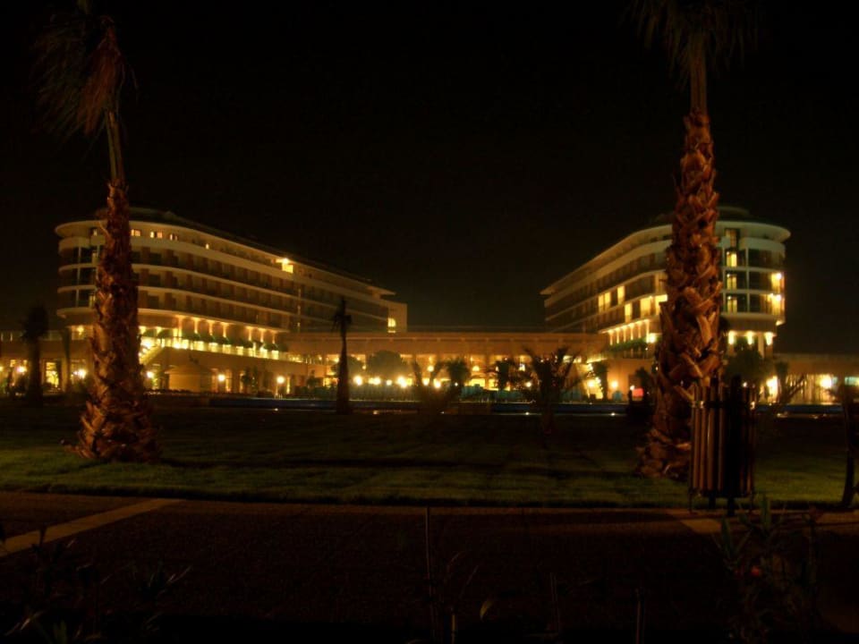 Hotel bei Nacht vom Strand aus Voyage Belek Golf & Spa
