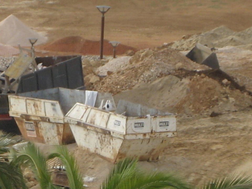Baucontainer der Nachbaranlage Hotel Clube Porto Mos