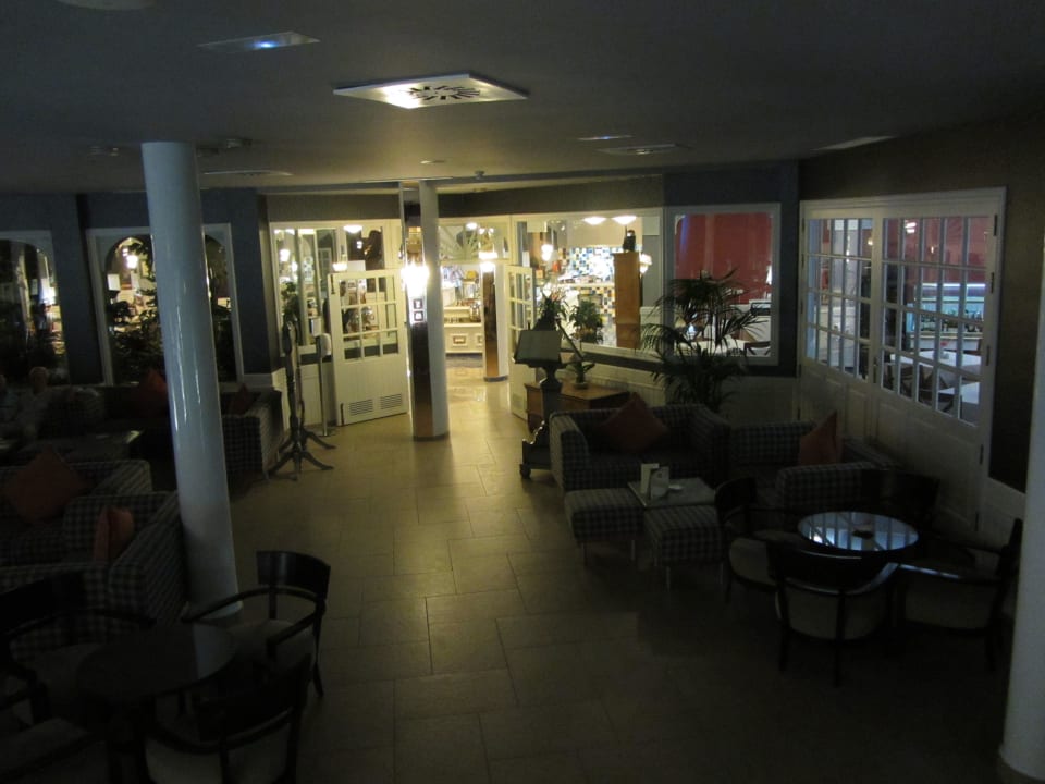 Blick vom Treppenaufgang ins Restaurant Adrián Hoteles Colón Guanahaní - Adults only