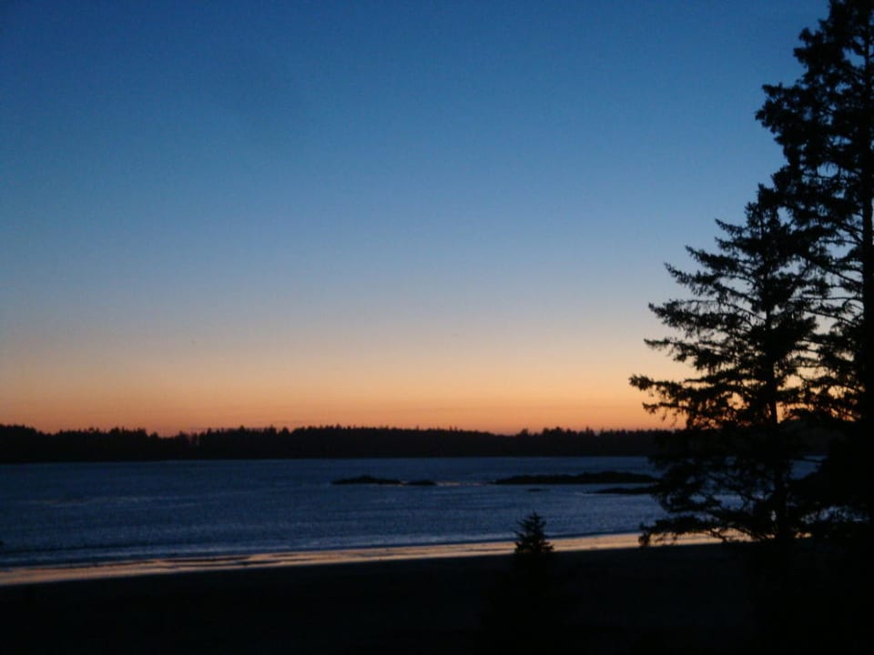 Ausblick vom Balkon bei Sonnenuntergang Best Western Tin Wis Tofino Hotel Resort on Vancouver Island