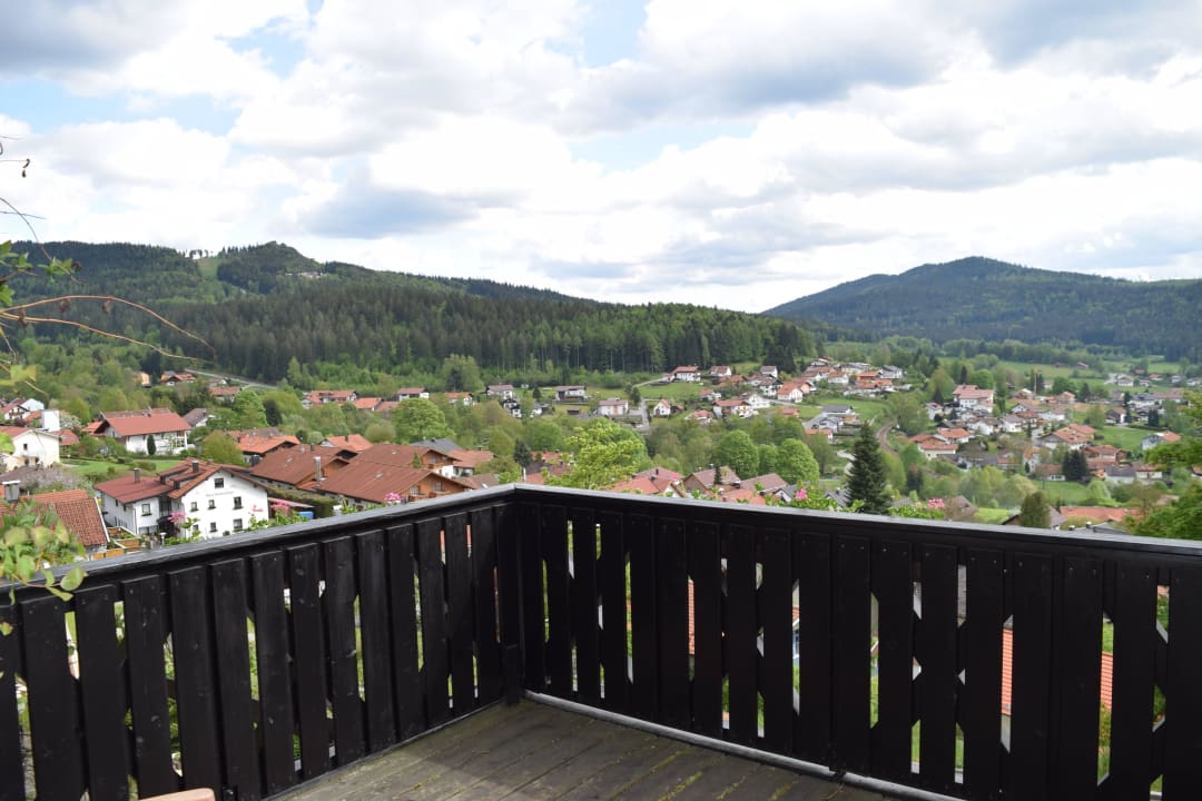 Terrassenblick nach Bodenmais mit Silberberg.   Montara Suites Bodenmais