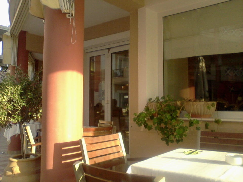 Sitzmöglichkeit am Pool  Evilion Sea & Sun Hotel