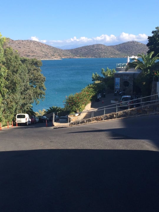 Die Hotelstrasse den Hang hinunter Domes Aulus Elounda All-Inclusive Resort, Curio Collection by Hilton