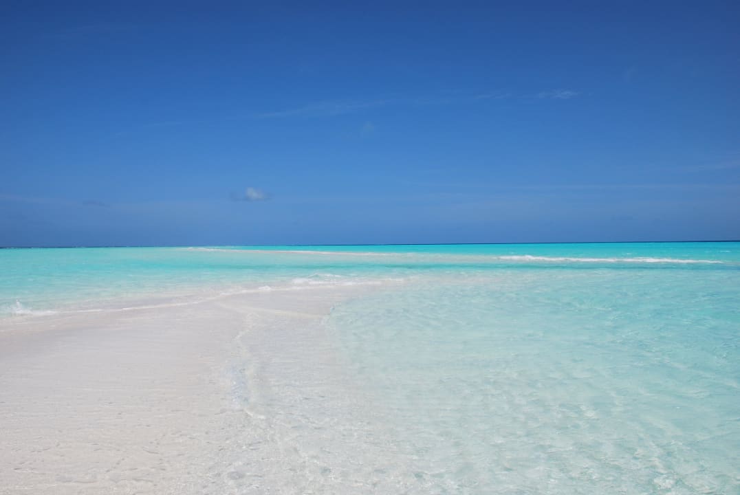 Sandbank bei Sonnenschein und wolkenlosem Himmel Kuramathi Maldives