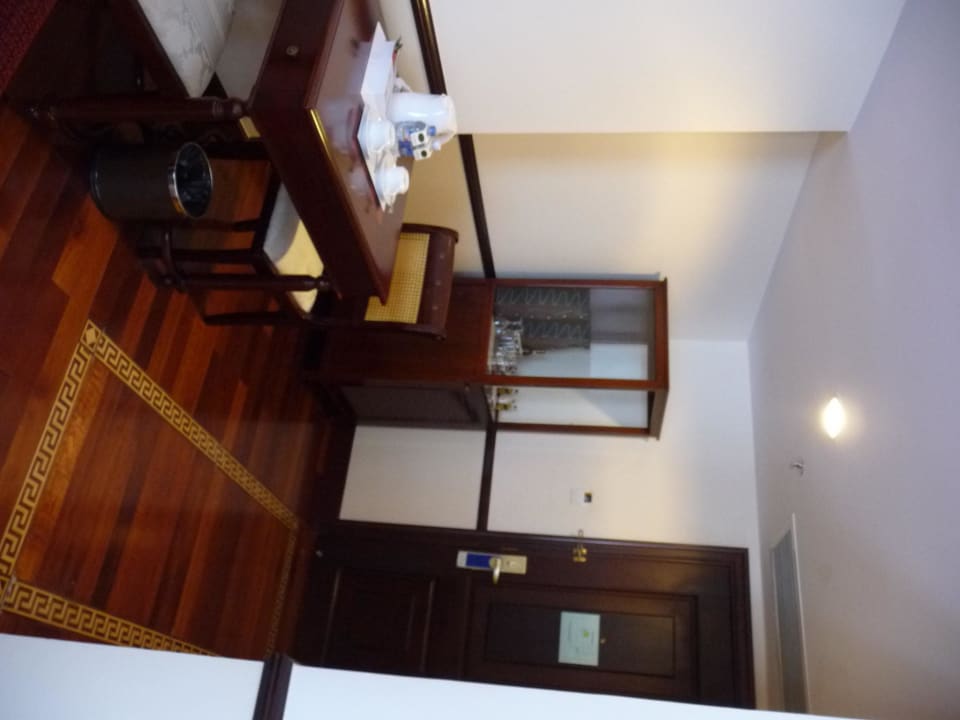 Barschrank und Essplatz im Eingangsbereich Hotel Saigon-Dalat