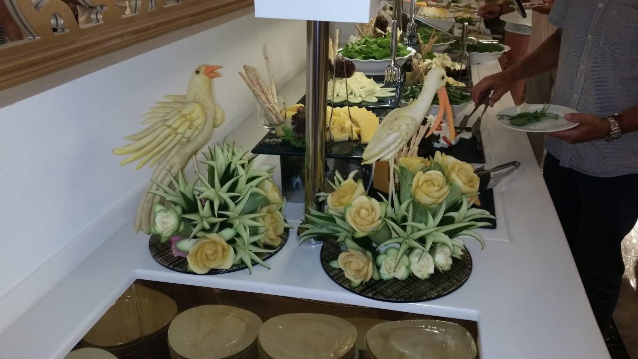 Schöne decko aus Obst und Gemüse, bei jedem essen  Side Royal Palace Hotel & Spa