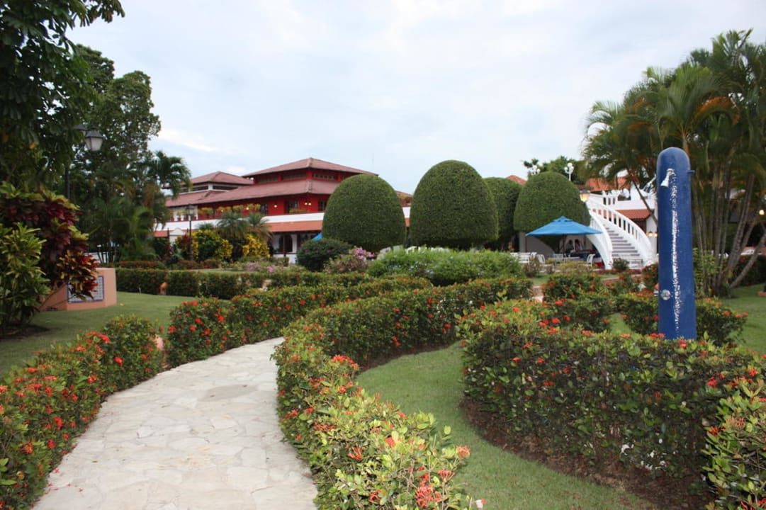 Weg am Pool vorbei Sunscape Puerto Plata