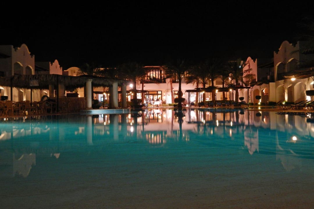 Blick über den Pool zum Restaurant JAZ Dahabeya