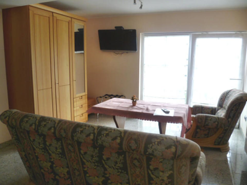 Sitzgruppe mit Flachbild-TV Gästehaus Marietta