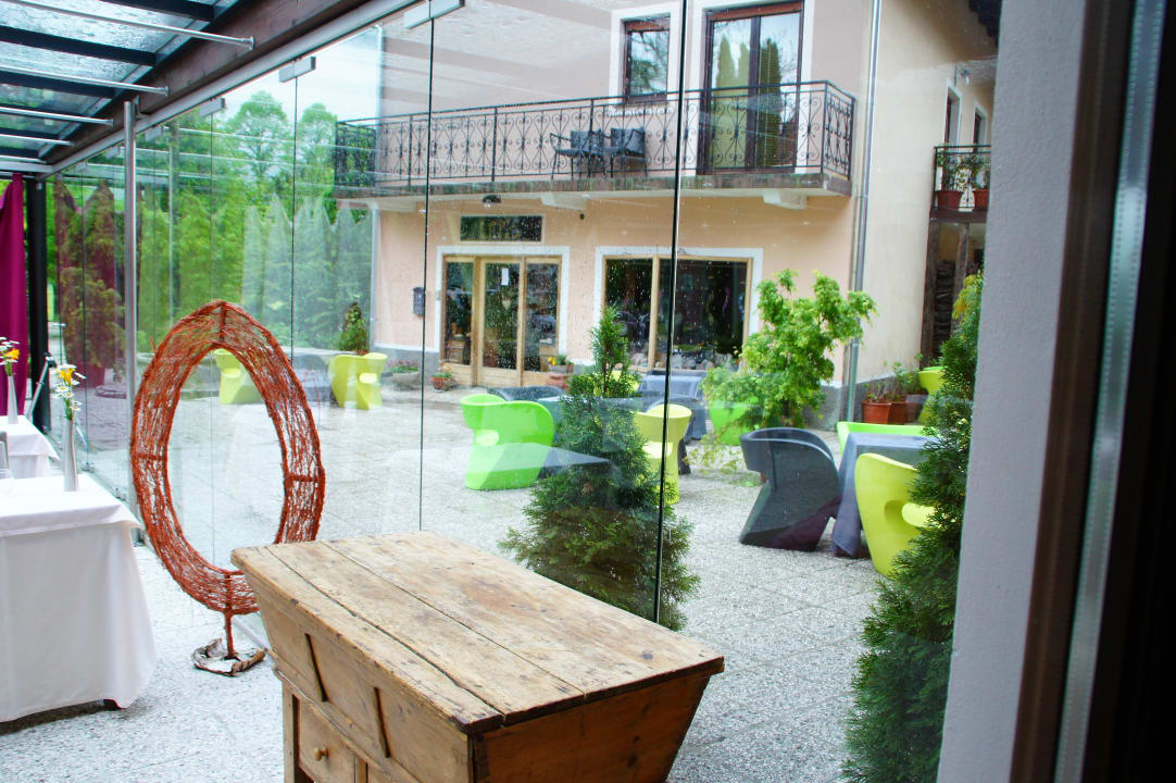 Blick aus dem Wintergarten zur Dependancece Guesthouse Hiša Franko