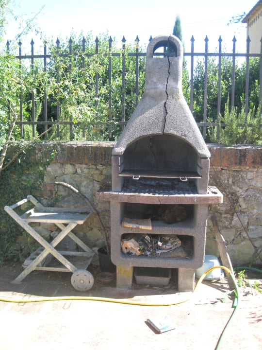 Gerissener Grill mit Katze Appartamento Falegnameria