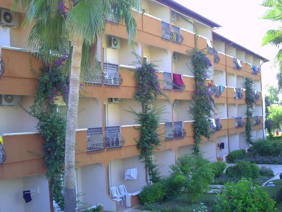 Hauptgebäude Club Turtas Beach Hotel