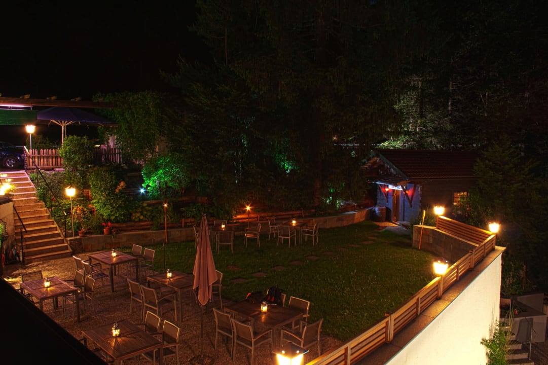 Gartenanlage bei Nacht Hotel Obermayr