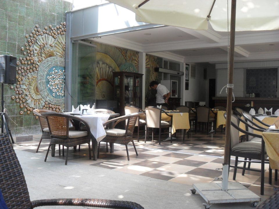 Restaurant und Küche im Erdgeschoss Gardenia Hotel