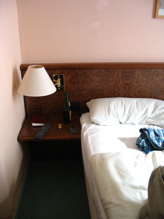 Bett mit Nachttisch Nautic Hotel Bremerhaven