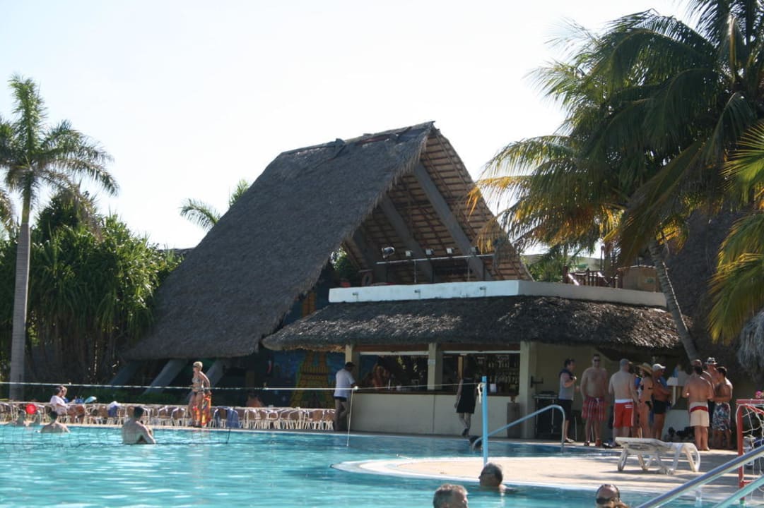Poolblick in Richtung Poolbar und Showbühne Melia Las Antillas - Adults only