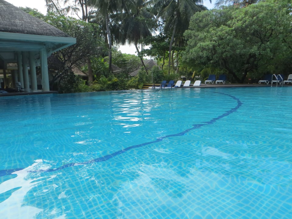 Schöner und sauberer Pool direkt an der Bar Adaaran Select Hudhuran Fushi - Premium All Inclusive