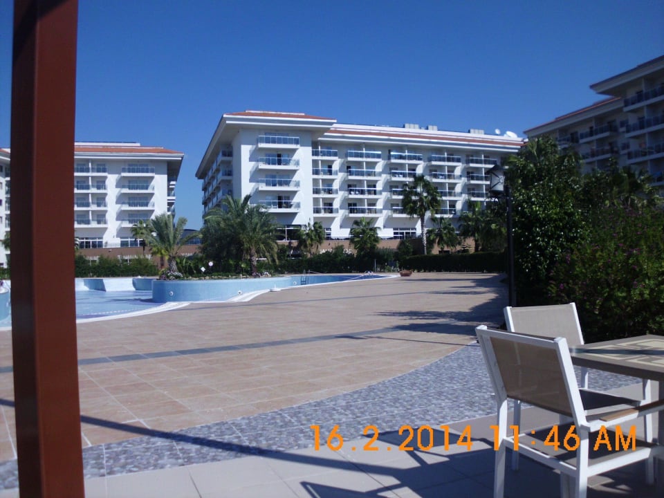 Blick zu unseren Zimmer von der Poolbar Seaden Sea World Resort & Spa