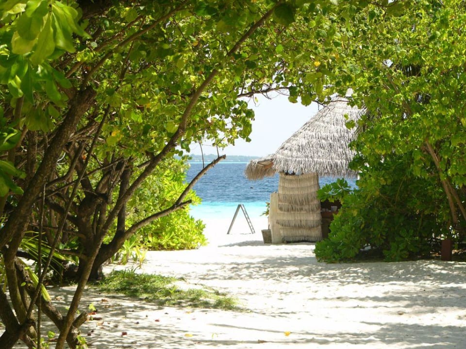 Blick von Strand zu Strand NH Collection Maldives Reethi Resort