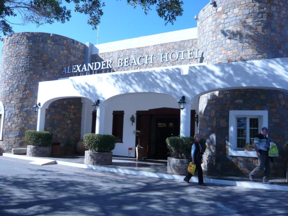Eingang zum Hotel Alexander Beach Hotel & Village Resort