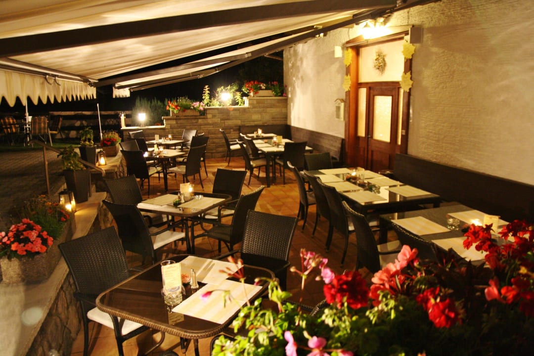 Sonnenterrasse am Abend Hotel Hausberg