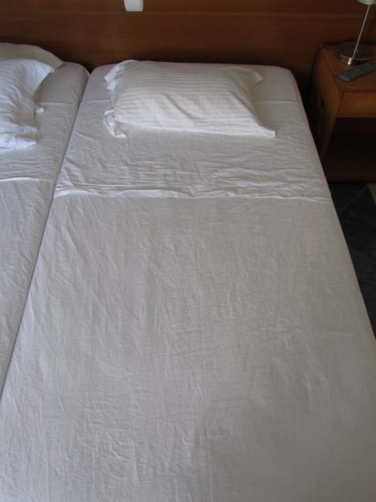 Ungewechselte Bettwäsche nach einer Woche Ithea Suites Hotel