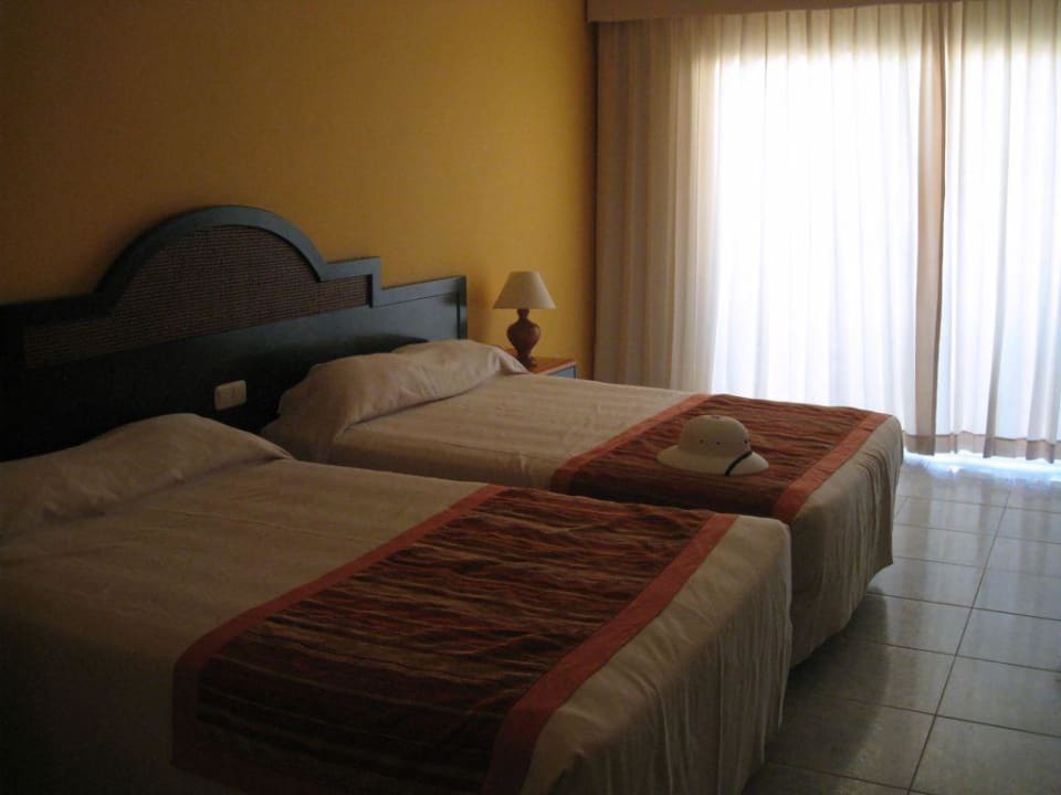 Łóżka bardzo szerokie i wygodne Grand Sirenis Punta Cana Resort & Aquagames