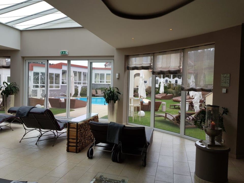 Ruhebereich mit Blick auf das Aussenpool Bergergut - Das Genießerhotel für Paare