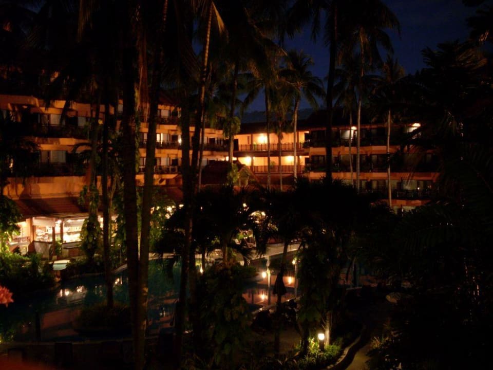 Hotel bei Nacht Courtyard by Marriott Phuket, Patong Beach Resort