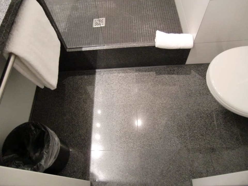 Badezimmerboden Motel One Berlin-Spittelmarkt