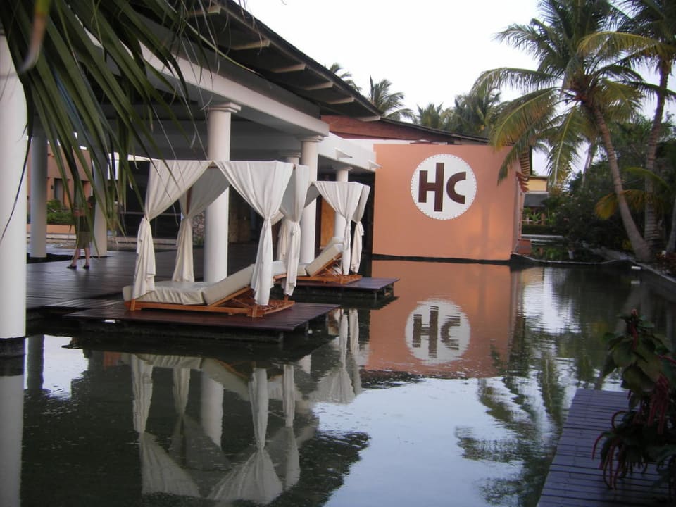 "Betten" in der Anlage bei der Ladenzeile Catalonia Punta Cana - All Inclusive