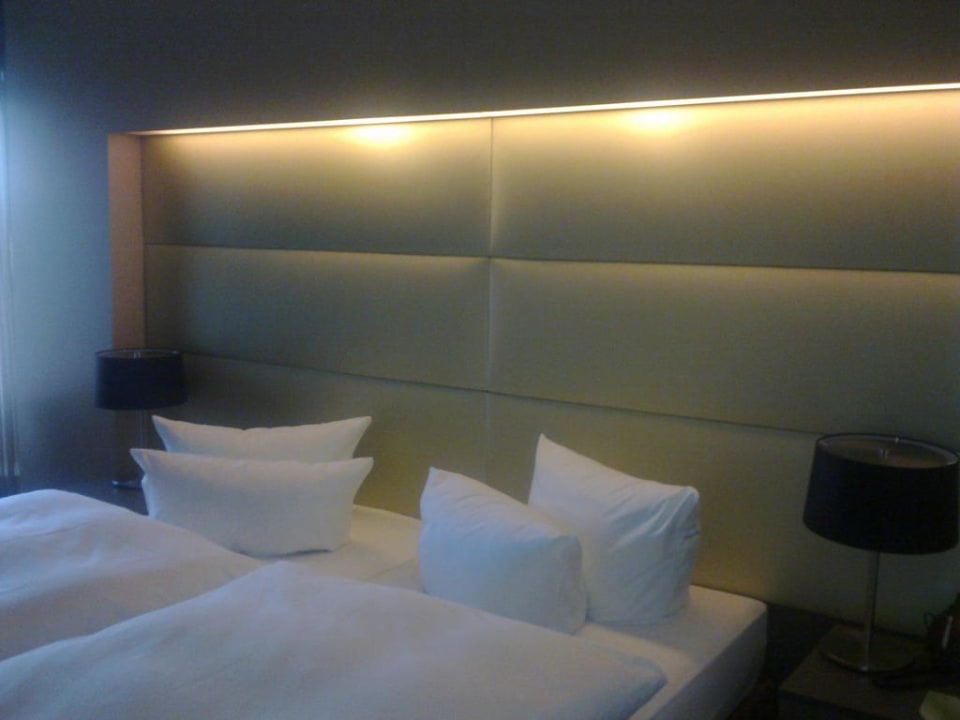 Bequemes Bett im Swissotel Neuss Crowne Plaza Düsseldorf-Neuss